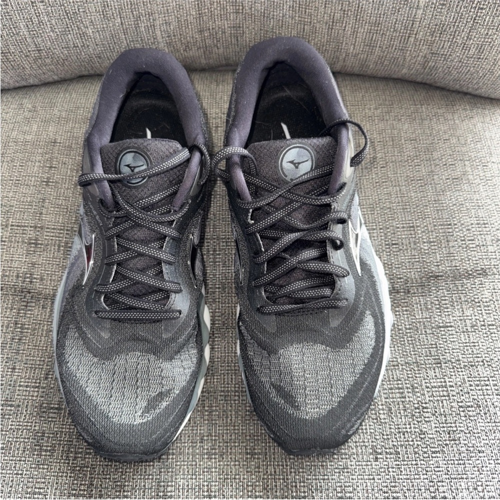 Mizuno Wave Sky 7 Womens 10 US black grey Running Shoes Sneakers *CLEAN*